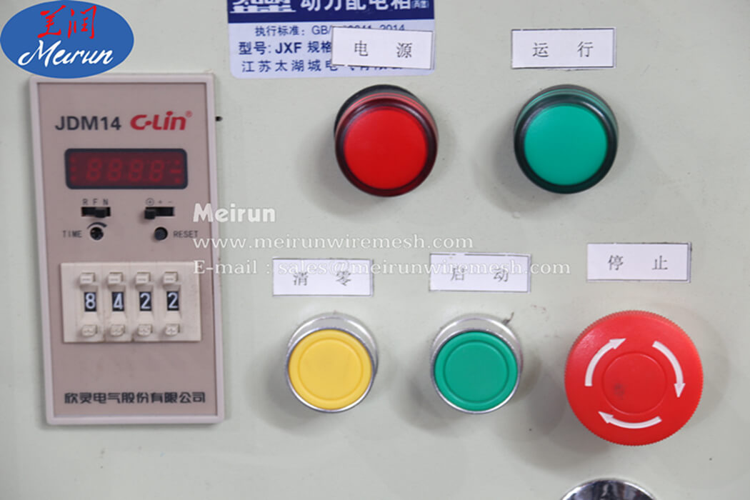 Double strands barbed wire mesh machine