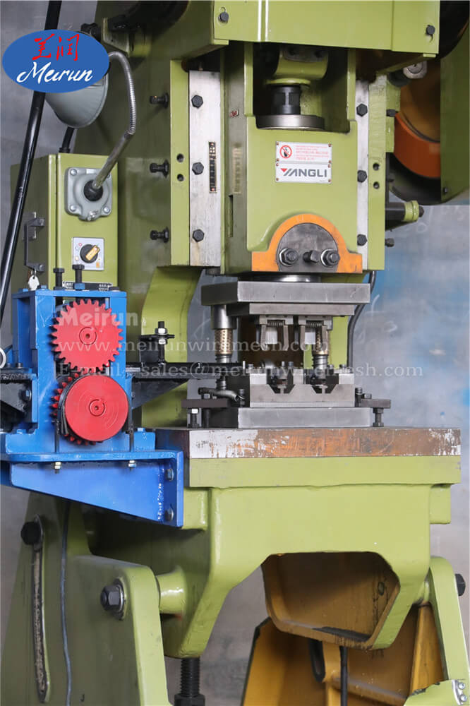 Razor Blade Fence Clip Making Machine 