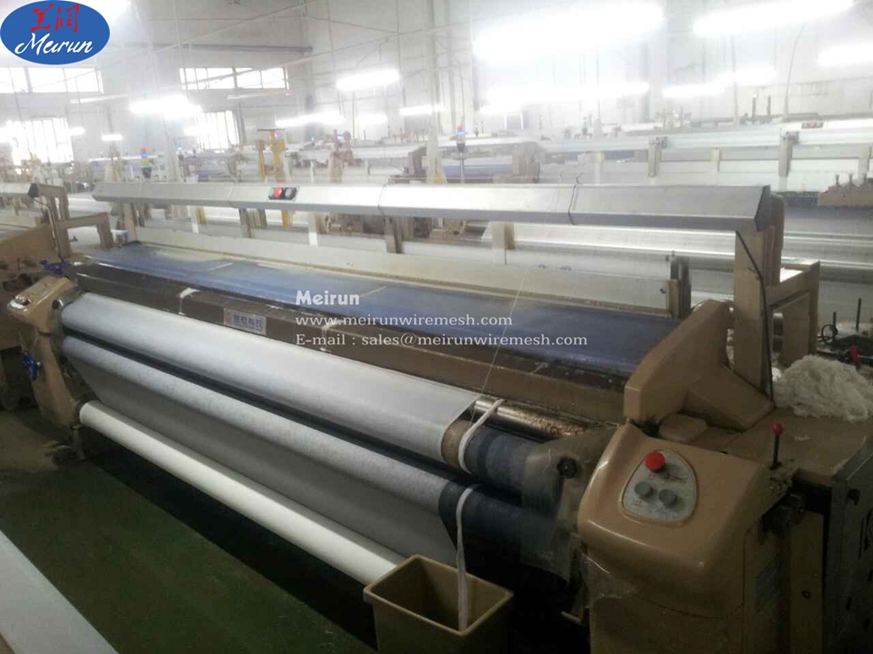 Water jet wire mesh weaving machine