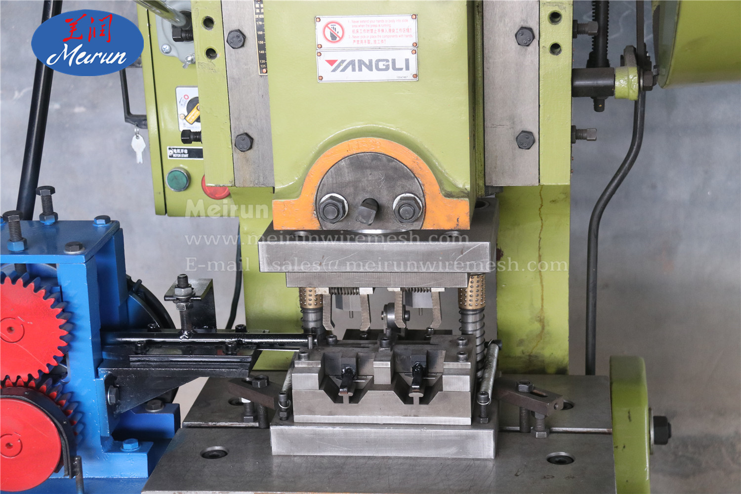 Razor Barbed Wire Fence Machine Clipped Making Machine 