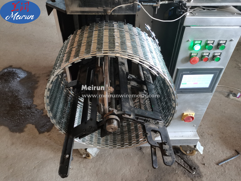 Razor Barbed Wire Products Clip Making Machine 