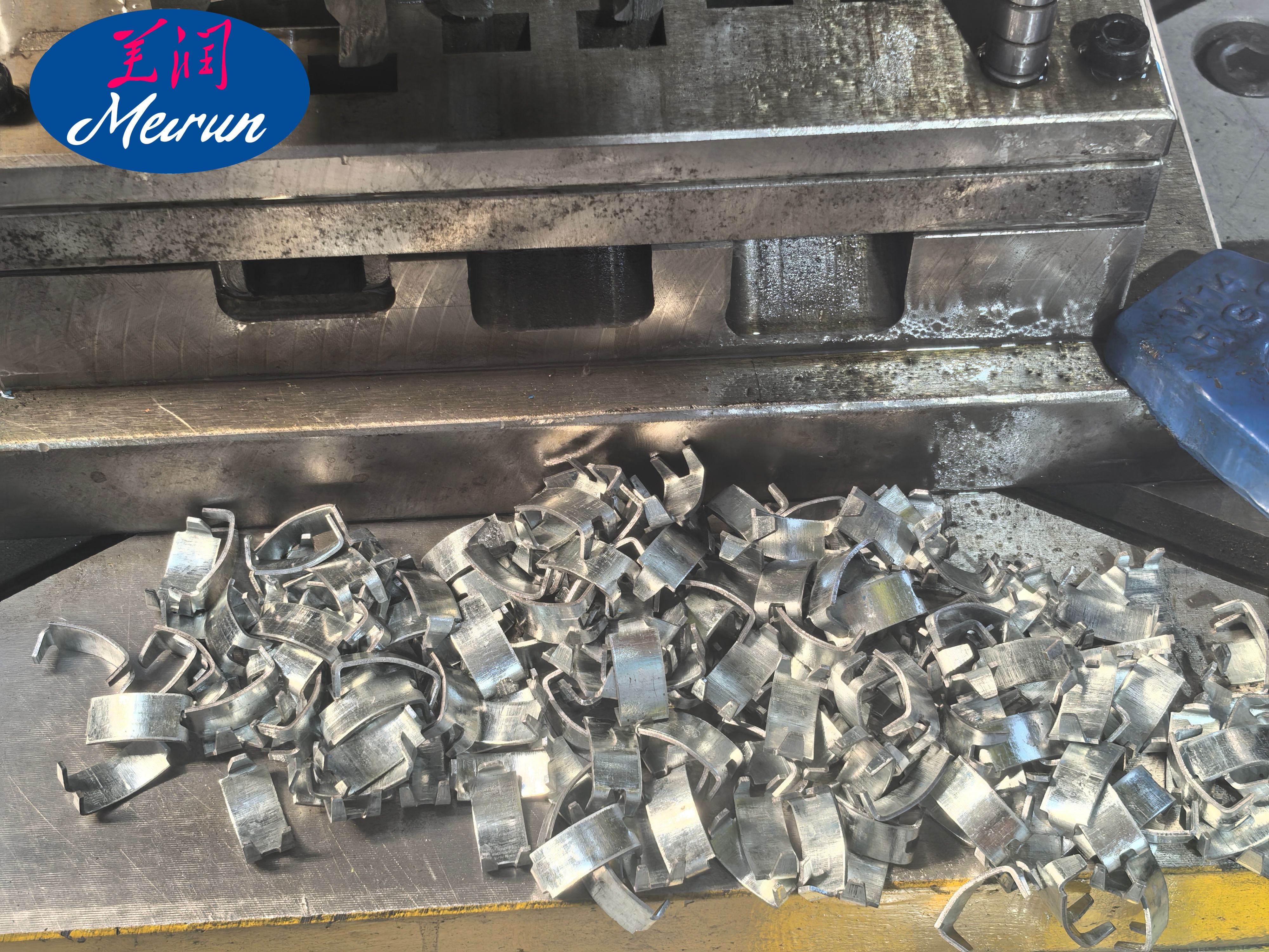 Galvanized Clinch Clips Making Machine For Razor Wire Fastening