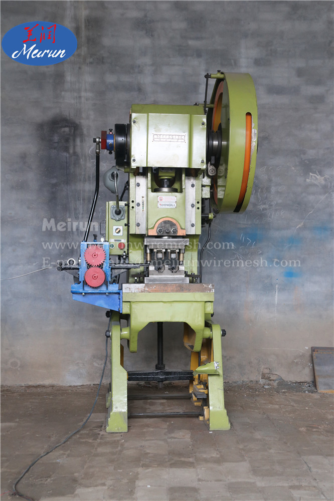 Razor Barbed Wire Fence Machine Clipped Making Machine 