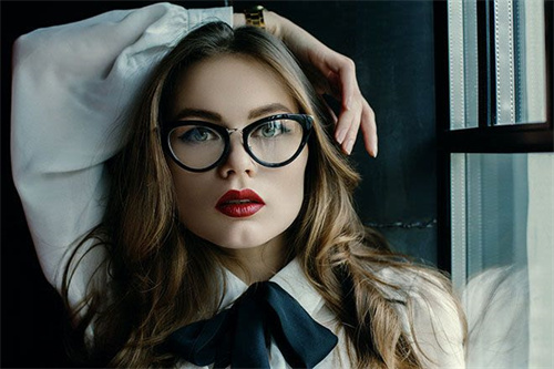 How To Choose the Right Cat-Eye Glasses for Your Face?