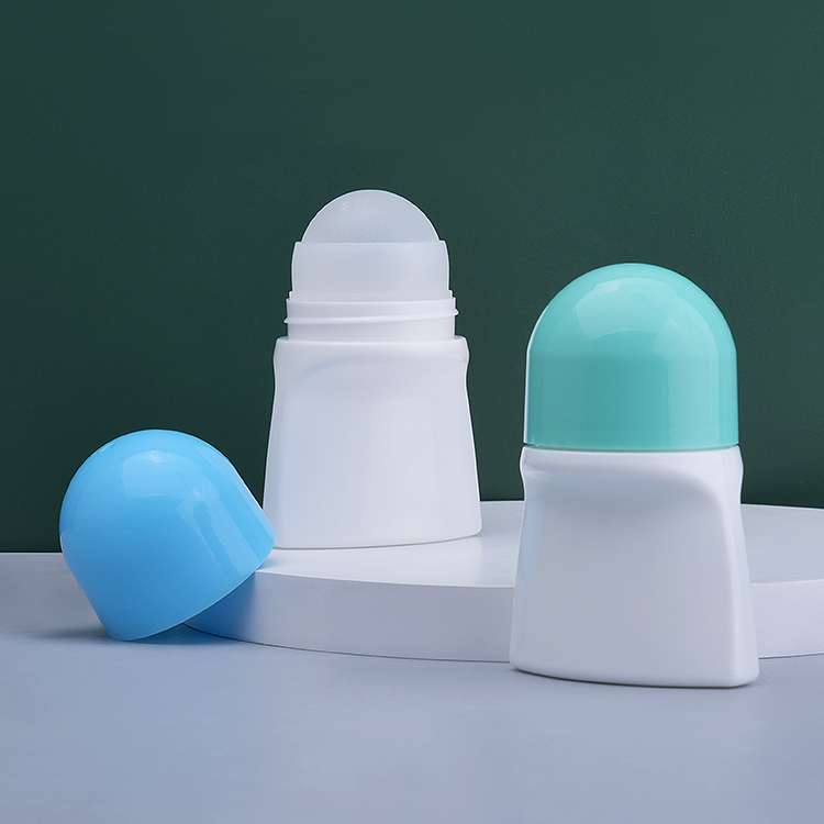 Rouleau en plastique vide sur des bouteilles de déodorant 50 ml