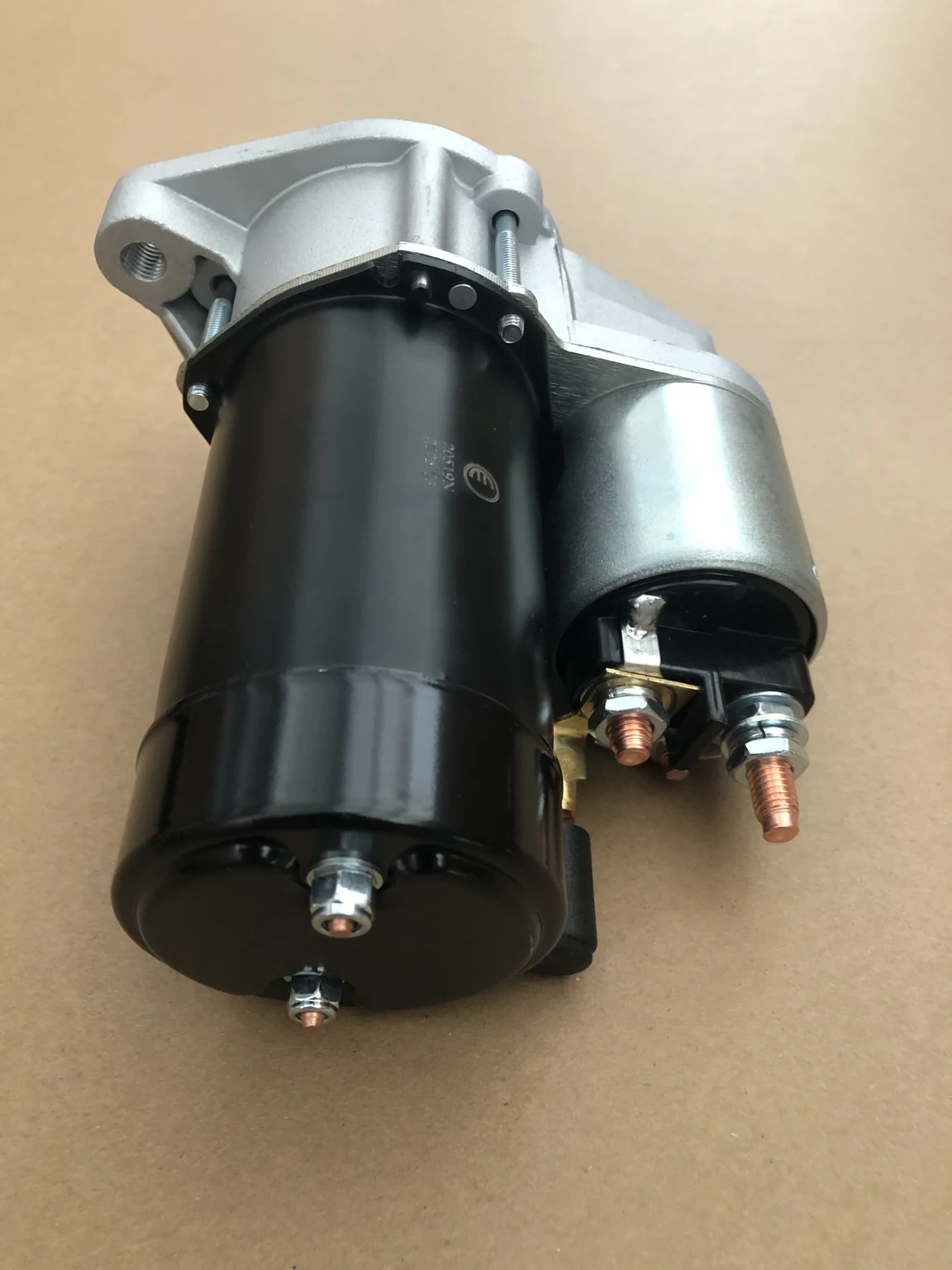 Vedere din spate a unui motor de pornire care arată carcasa solenoidului și bornele electrice externe