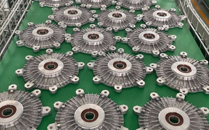 Alloggiamenti della frizione della ventola disposti sul vassoio della linea di produzione