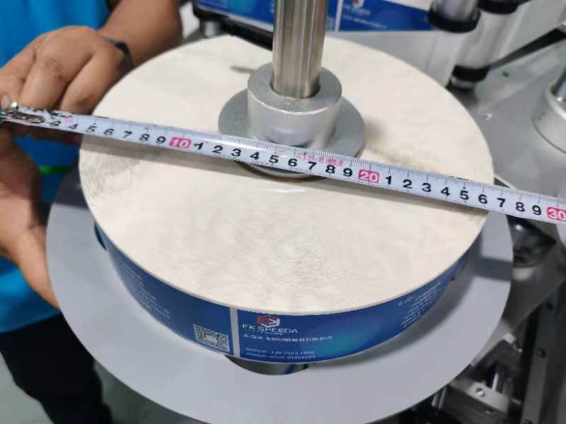 Tatlong Label, Isang Pass: Custom Multi-Position Face Cream Jar Labeling Machine para sa isang Premium Russian Distributor