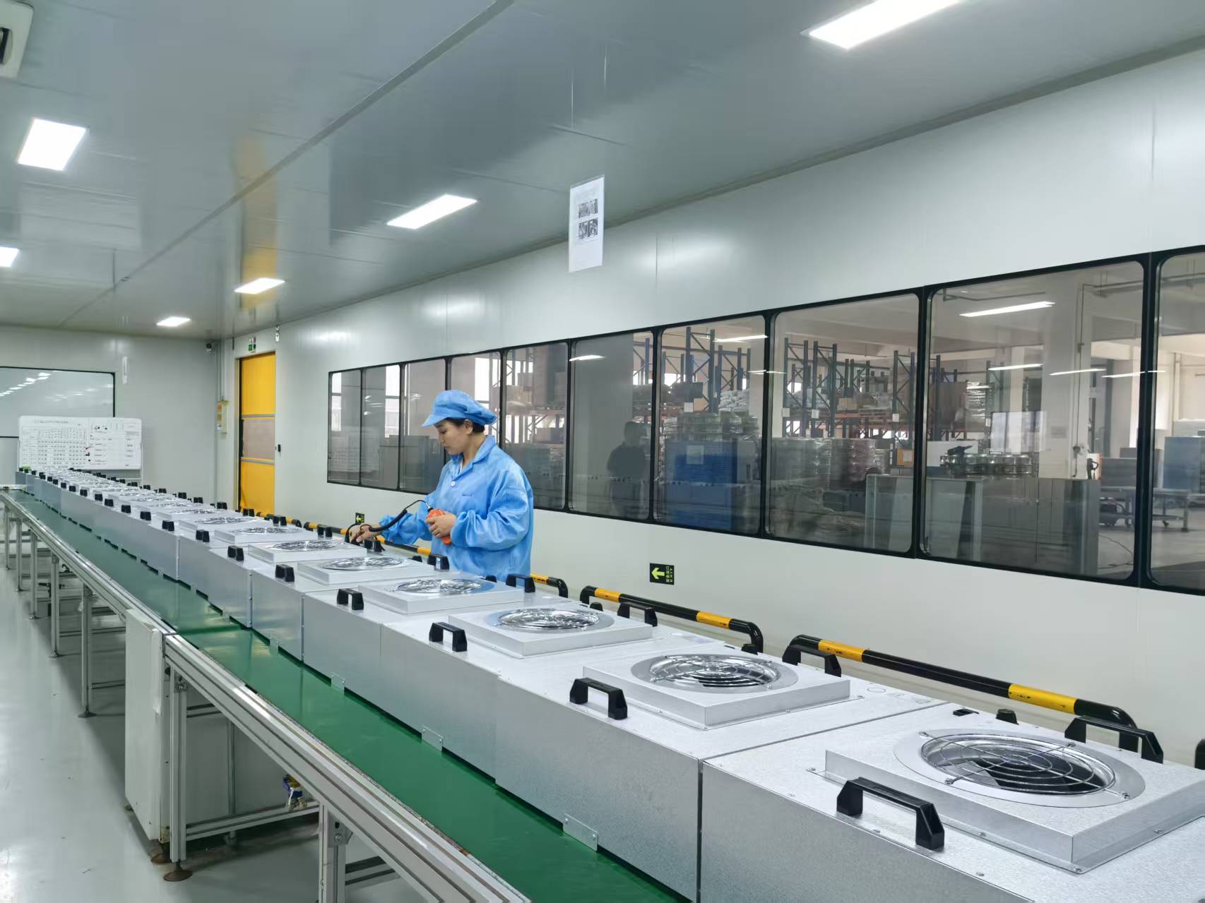 Pressure drop measurement testing for Deshengxin EFU — measuring initial resistance across HEPA/ULPA filter media using digital manometer