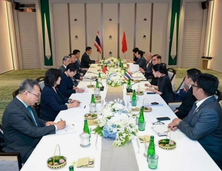 La reuni&oacute;n se celebr&oacute; en la sala de conferencias del Dusit Thani Krabi Beach Resort, Tailandia.