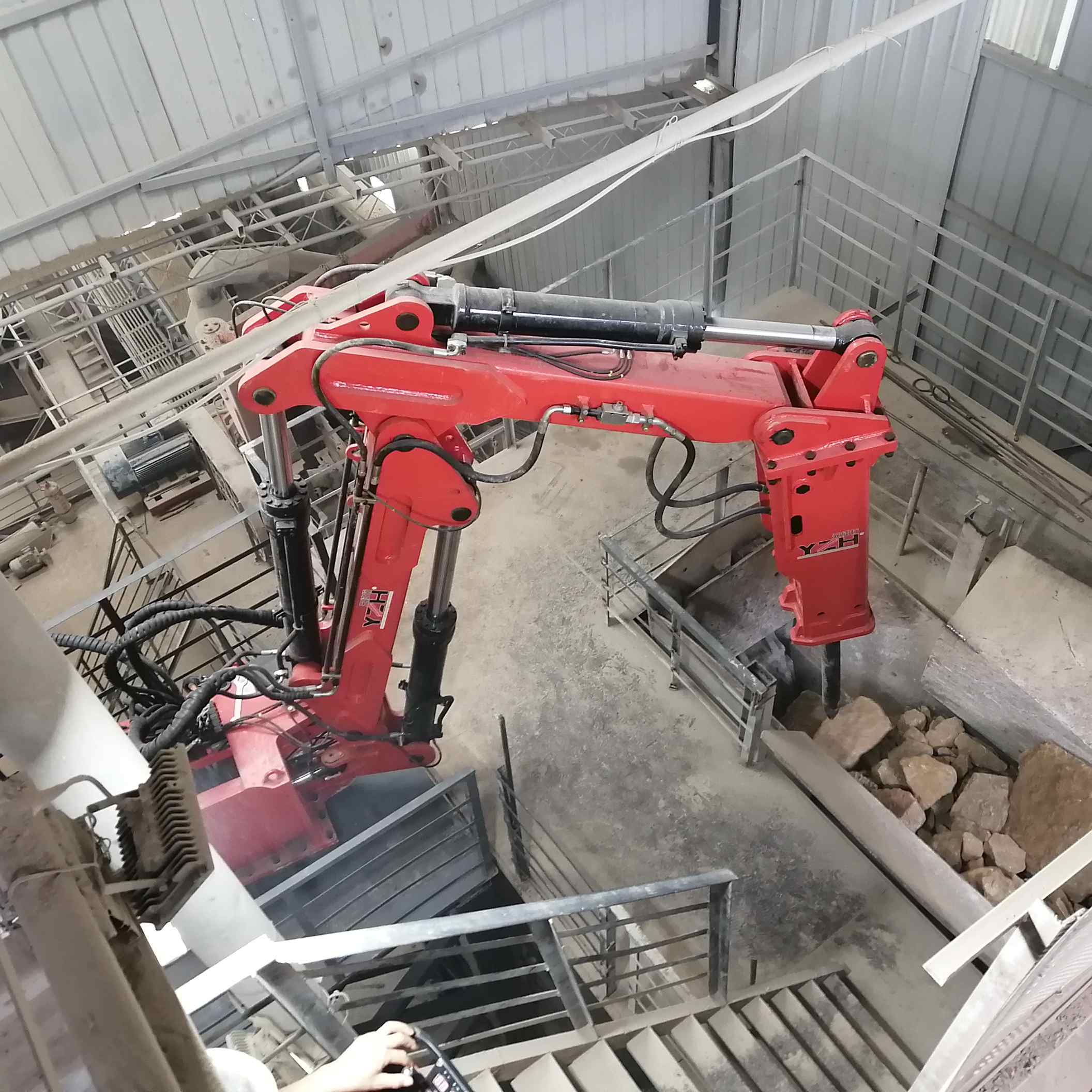 Το BC950 Διόρθωσε το Rockbreaker Boom για αποτελεσματικό κατακερματισμό βασάλτη στην Ινδονησία
