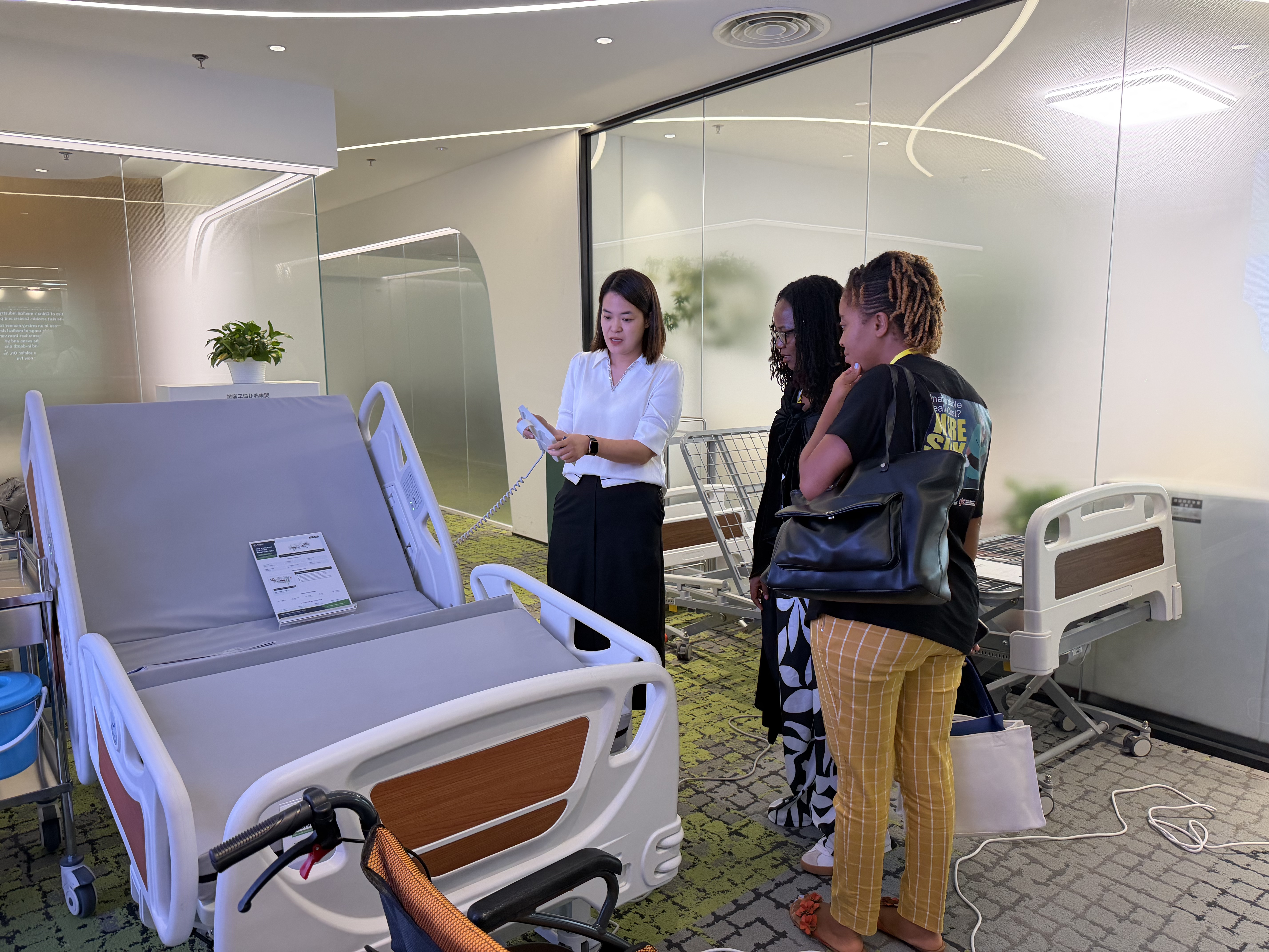 Kangli Medical mendemonstrasikan tempat tidur rumah sakit listrik kepada pembeli internasional di pameran medis Tianjin