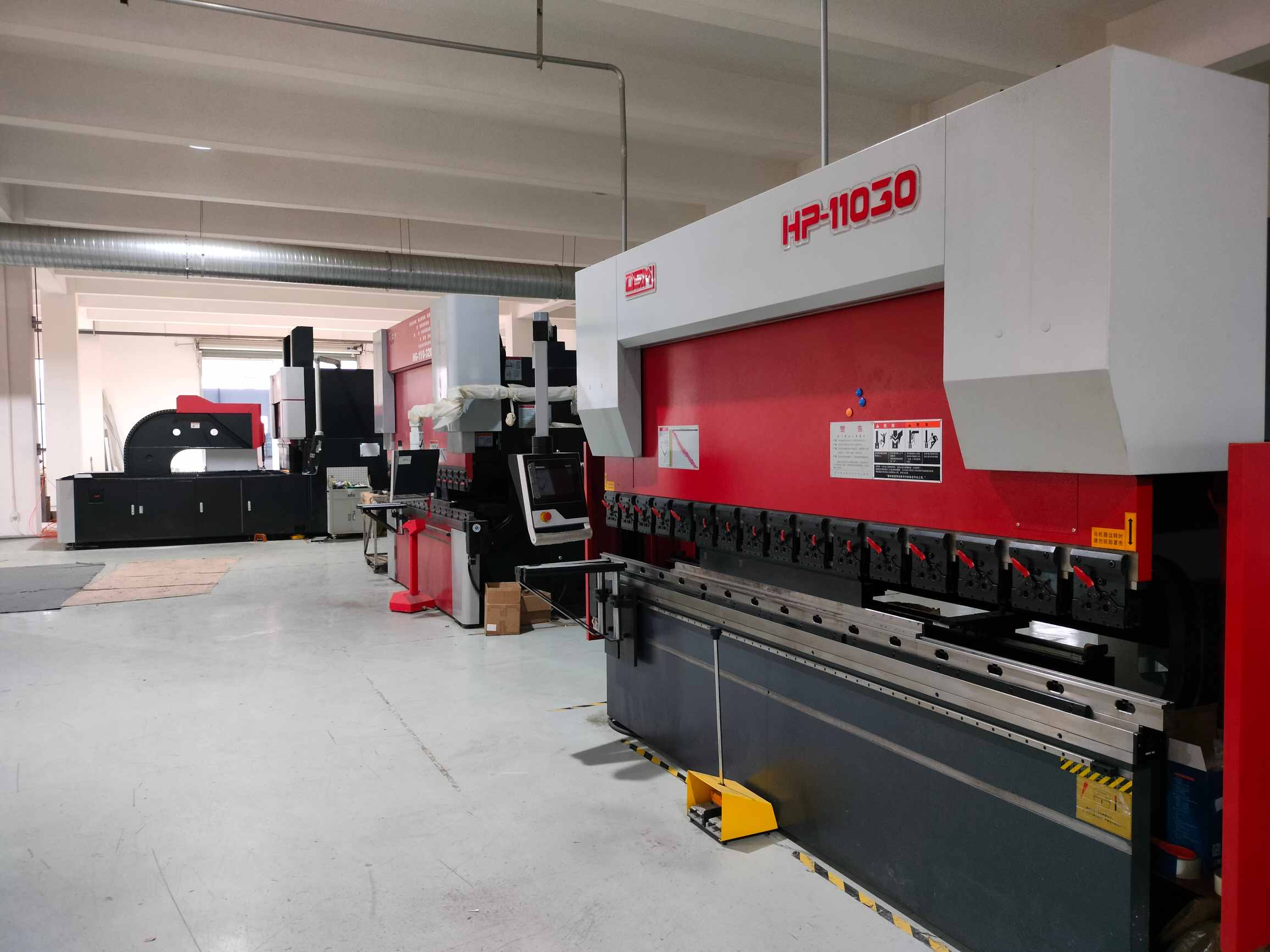 Deshengxin sheet metal fabrication workshop — CNC bending machines and press brakes forming aluminium alloy and galvanised steel frames for EFU and cleanroom equipment