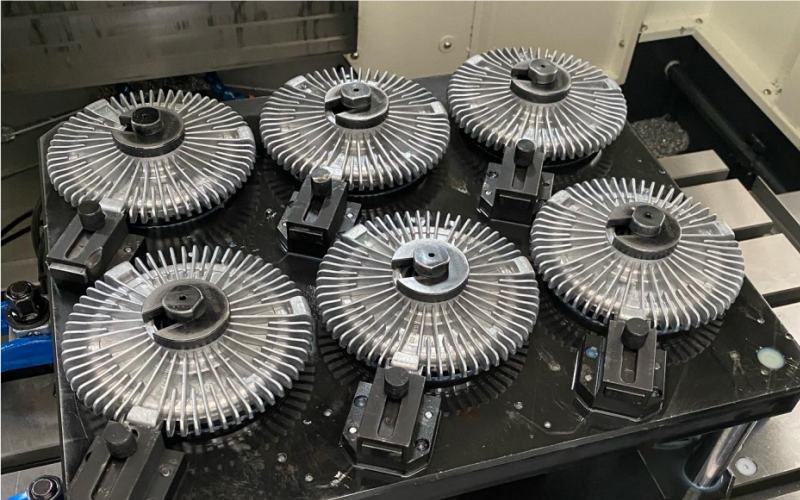 Campioni di frizioni della ventola aftermarket visualizzati sul banco di lavoro della fabbrica