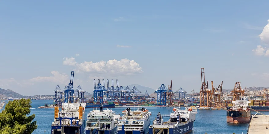 Port kontenerowy w Pireusie obsługujący dostawy nadmanganianu potasu do Grecji