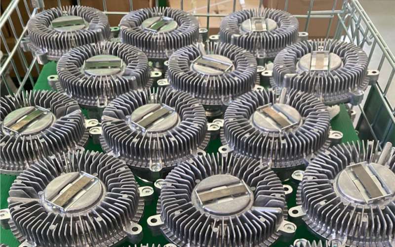 Unit&agrave; frizione ventola finite preparate nel cestello di fabbrica
