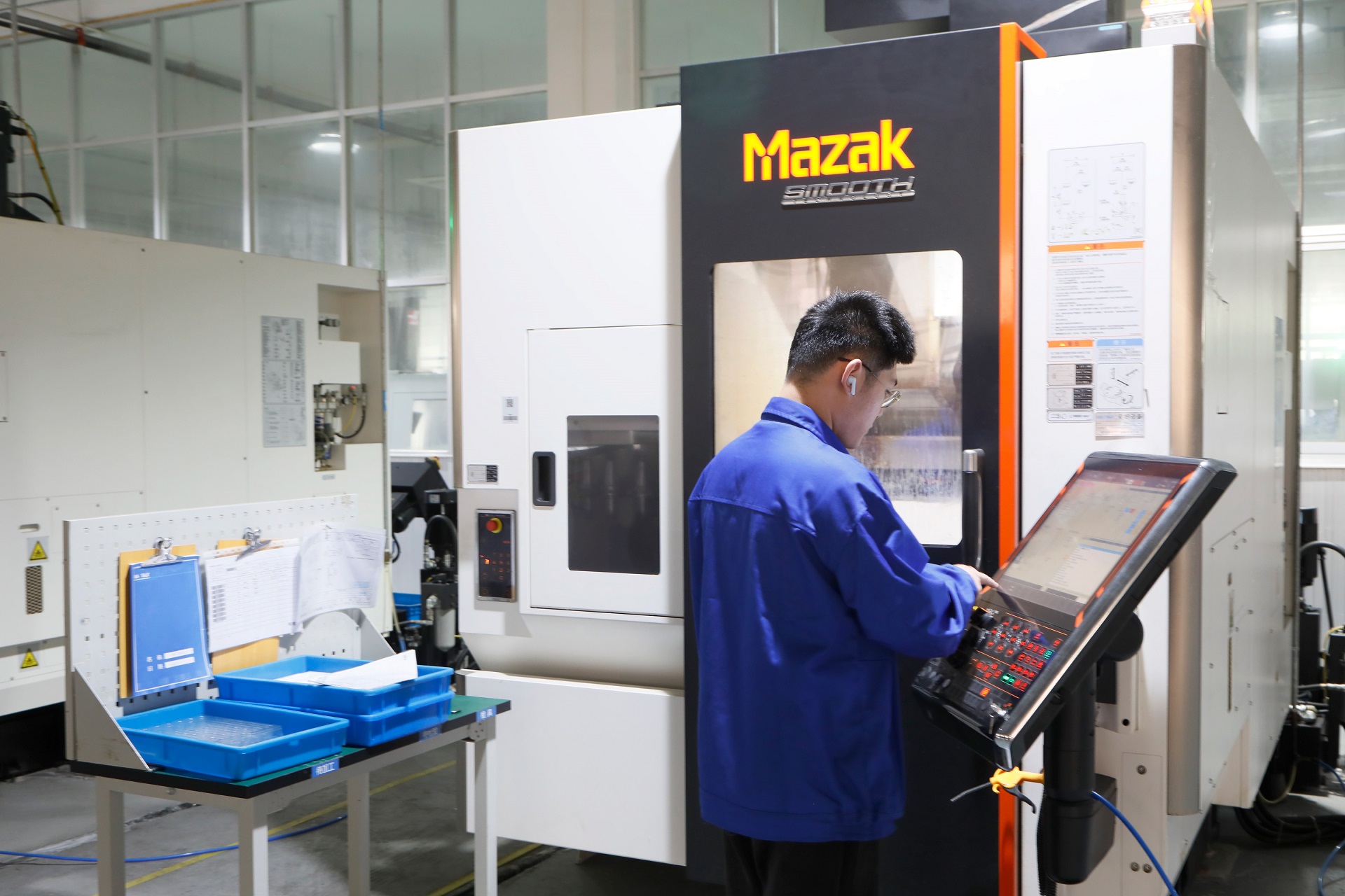 Inplante ortopedikoak fabrikatzea 5 ardatzeko CNC mekanizazioa erabiliz instalazio garbi batean