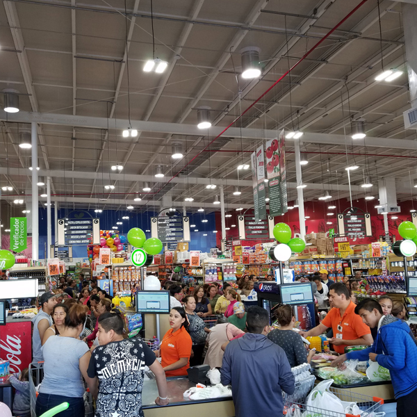 Mga supermarket at retail na tindahan