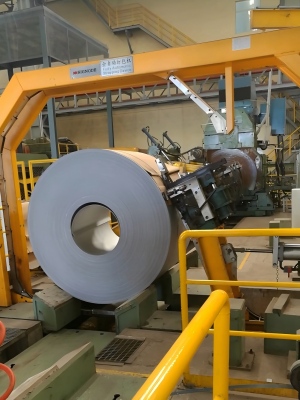 Acero de alta resistencia Fleje fabricado por Juhong, mostrado funcionando sin problemas dentro de una m&aacute;quina industrial autom&aacute;tica Signode Fleje para aplicaciones de servicio pesado.