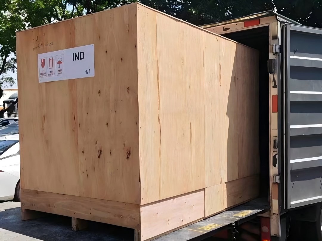 M&aacute;y d&aacute;n nh&atilde;n chai tr&ograve;n ngang để lau k&iacute;nh