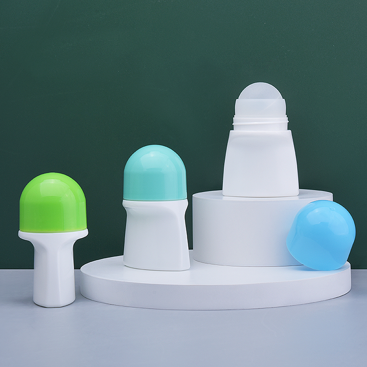 Rouleau en plastique vide sur des bouteilles de déodorant 50 ml