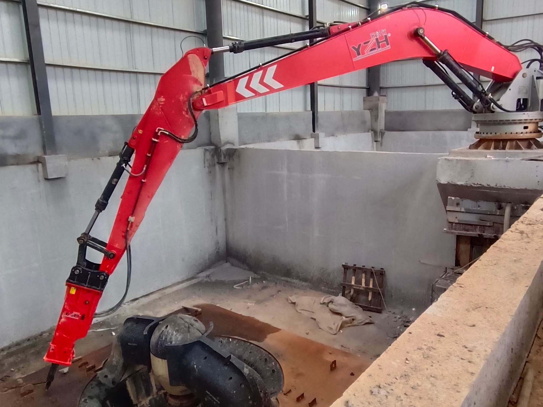 H&auml;lt Indonesiens Zuschlagstofflinien am Laufen: Der feste hydraulische Steinbrecher WHB750 in Aktion