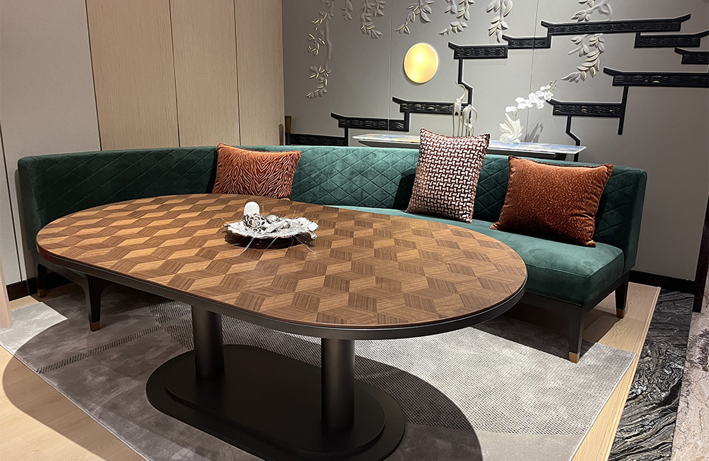 Ma&szlig;geschneiderter Tisch aus Furnierparkett in einem luxuri&ouml;sen Interieur