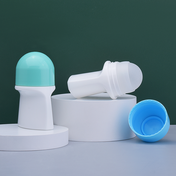 Rouleau en plastique vide sur des bouteilles de déodorant 50 ml