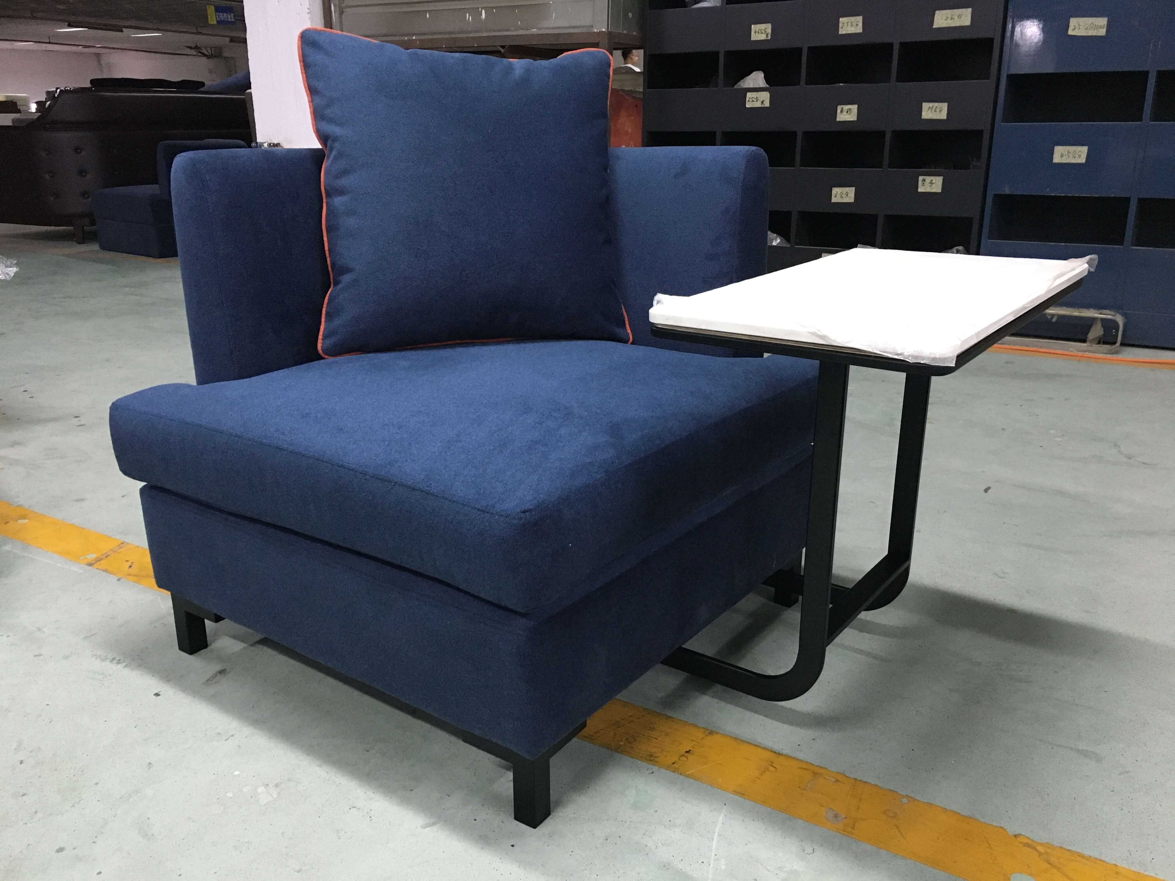 &Eacute;chantillon de chaise longue et de table d'appoint bleues