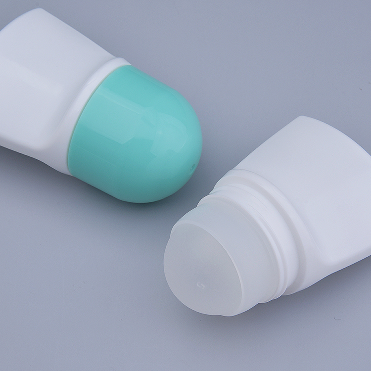 Rouleau en plastique vide sur des bouteilles de déodorant 50 ml