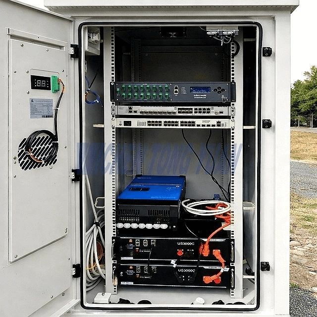 venkovn&iacute; telekomunikačn&iacute; skř&iacute;ň s FSU a bateriov&yacute;m syst&eacute;mem pro &uacute;sporu energie