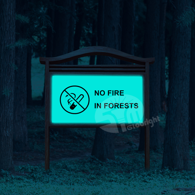 火の警告サインは暗闇の中で輝き、力のない輝き、材料を照らす